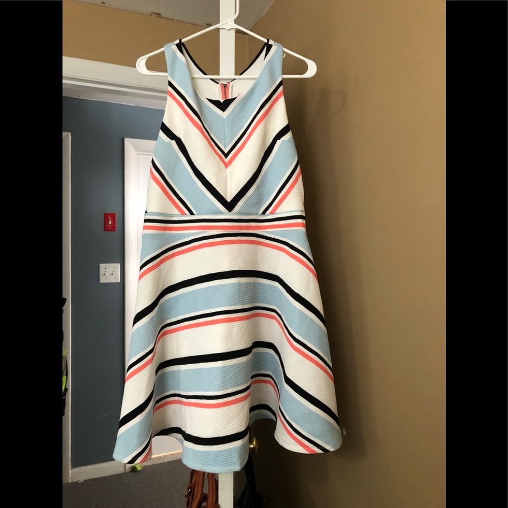 Xliraration v neck dress, EUC with tags